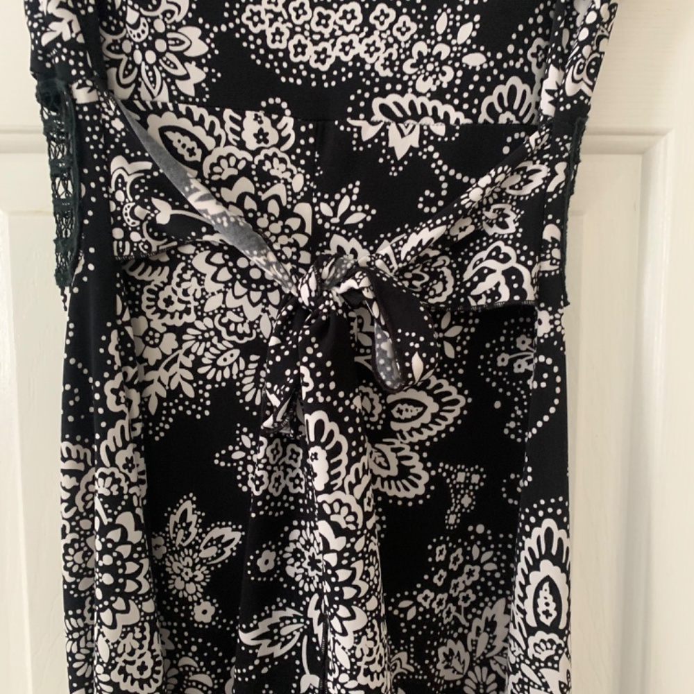 Black & White pattern dress with lace mid section - Picture 4 of 9